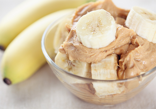 ăn bánh chuối hạnh nhân giảm đau dạ dày